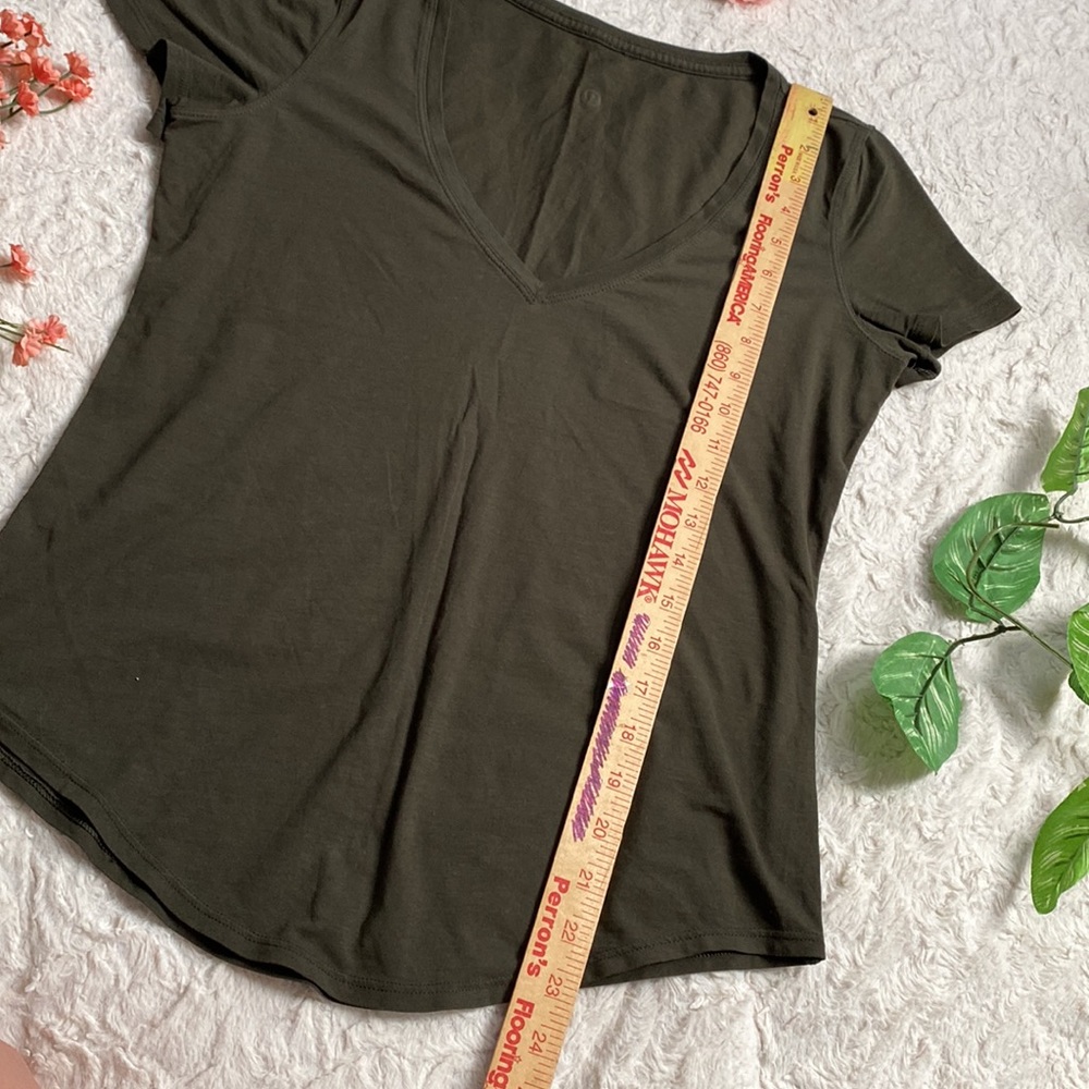 Lululemon T-shirt - Picture 2 of 5